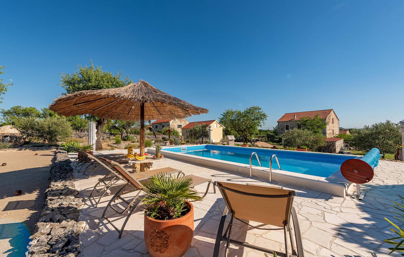 Geräumige 1-Zimmer-Wohnung mit Pool, Terrasse, WLAN und Küche in Grad Benkovac, Zadar