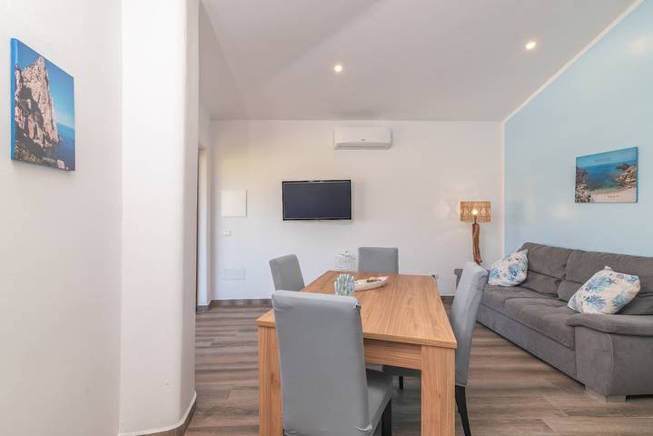 Ferienhaus 'Mavi Primo Piano' mit privater Terrasse, Wlan und Klimaanlage in Palau (dorf), Palau (Sardinien)