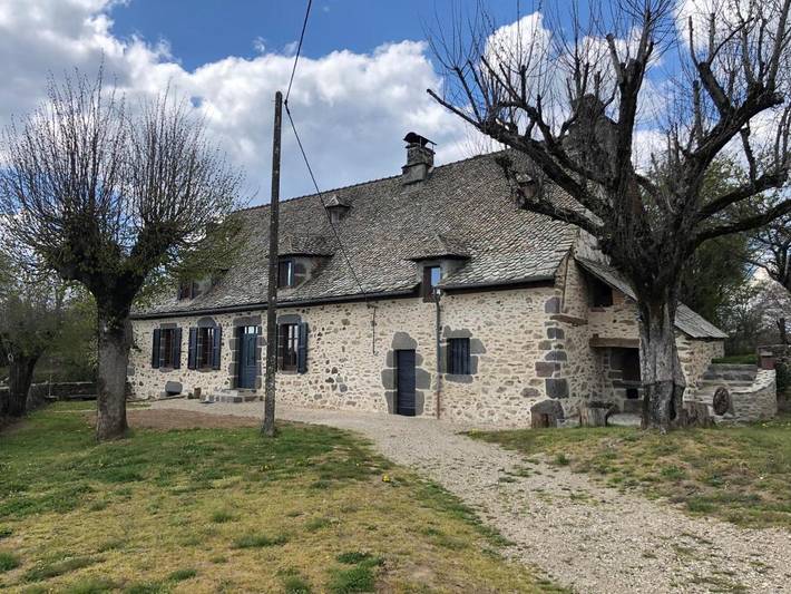 Maison de vacances pour 15 personnes, avec Terrasse et Jardin ainsi que Piscine et Vue dans Ayrens