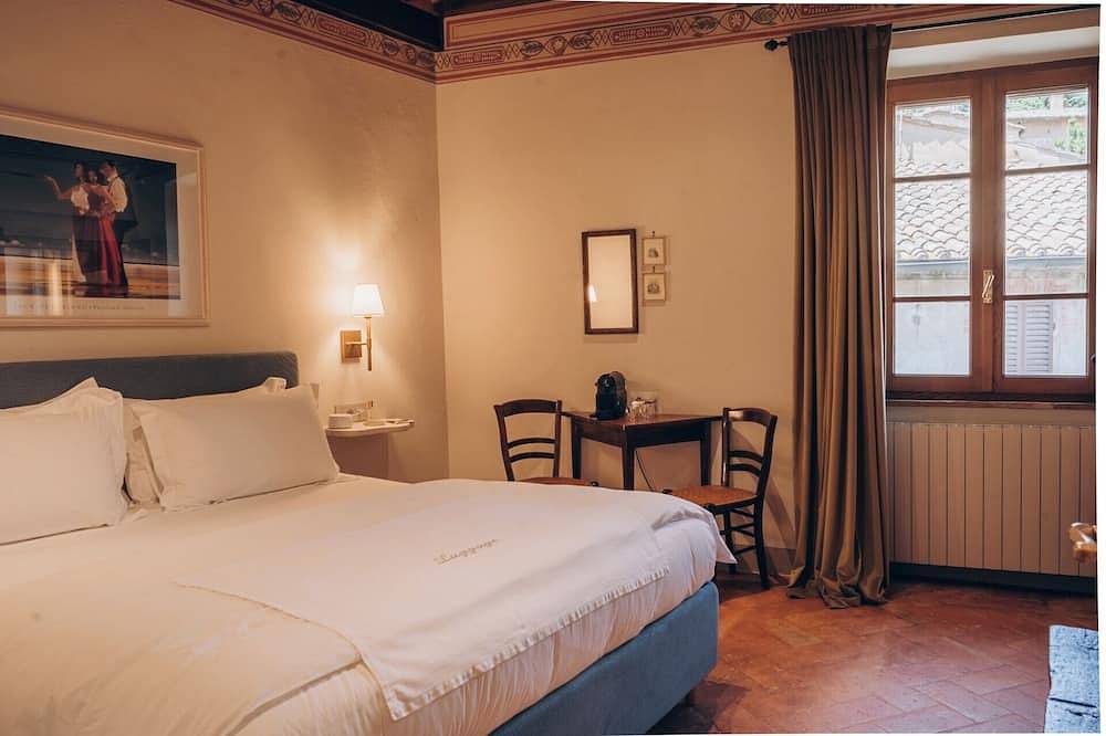 Palazzo Tamanti - Historic 4 Bedroom Villa In Montalcino Center in Montalcino, Val d’Orcia
