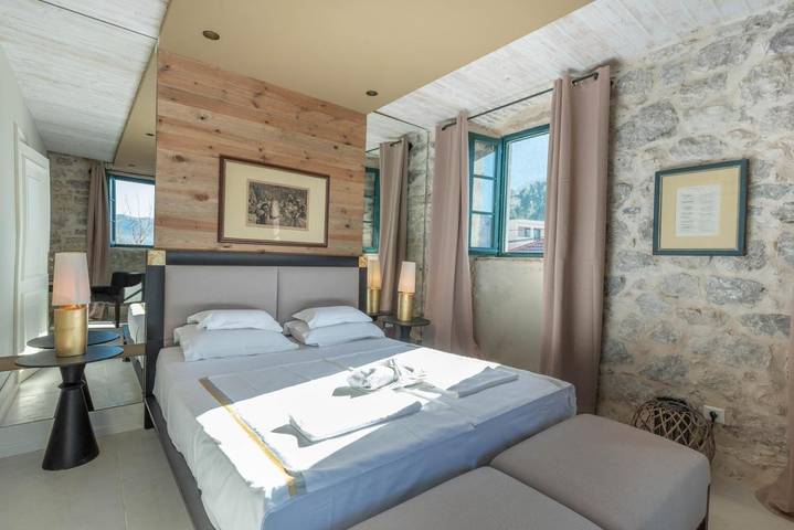 Gîte pour 4 personnes, avec vue ainsi que terrasse et piscine dans Risan