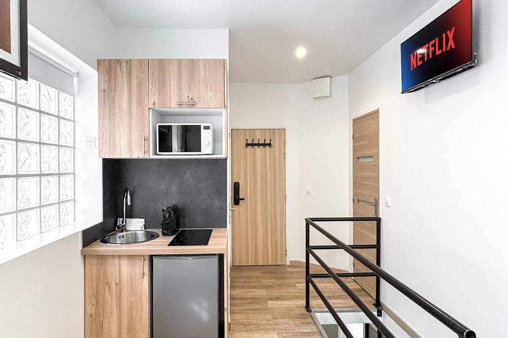 Entire apartment, Hoche A 01 - Two Bedroom Apartment, Sleeps 6 in Le Pré-Saint-Gervais, Seine-Saint-Denis