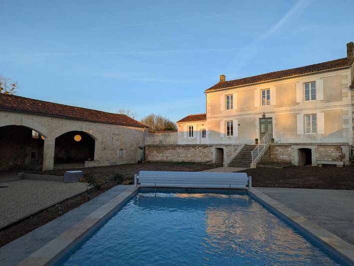 Location de vacances pour 8 personnes, avec piscine ainsi que jardin et vue à Saint-Saturnin (Charente) - 3