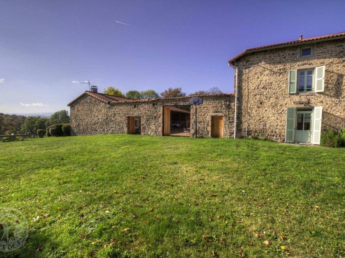 Grand gîte familial avec jardin privatif et équipements complets, au cœur de la campagne paisible - Fr-1-496-104 in Luré, Région de Roanne