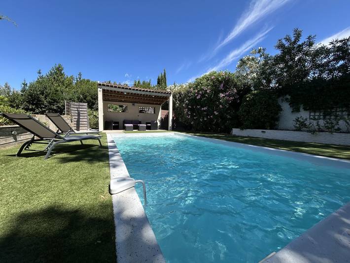 Gîte pour 6 personnes, avec terrasse et jacuzzi ainsi que jardin et piscine