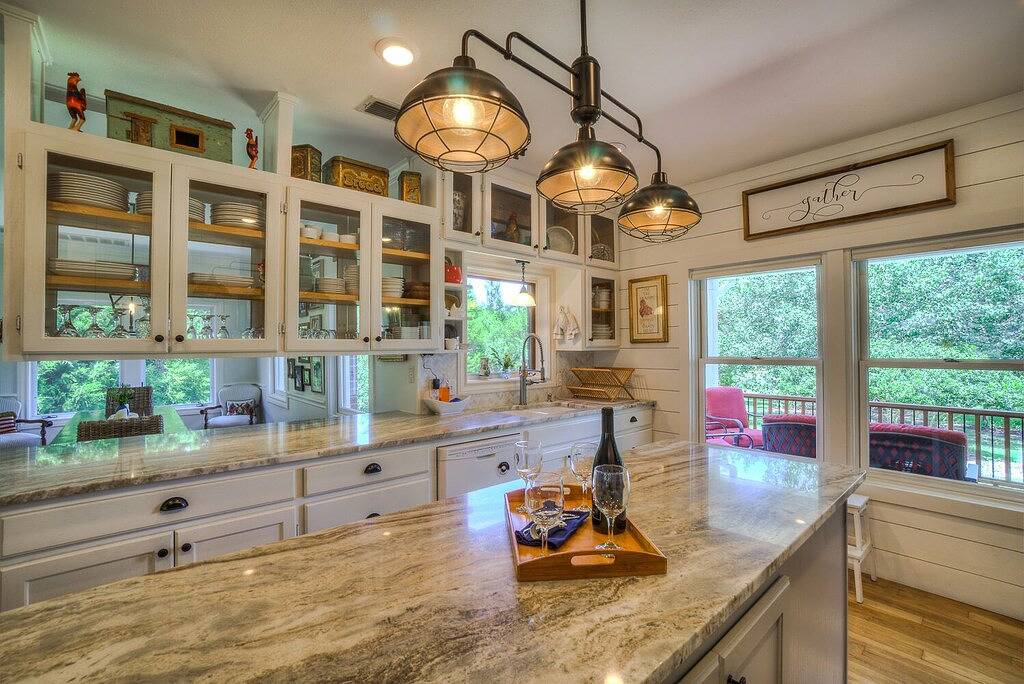 Land Charmeur mit einladenden vorderen und hinteren Veranden, Swim Spa, Decks, Feuerstelle in Van Zandt County