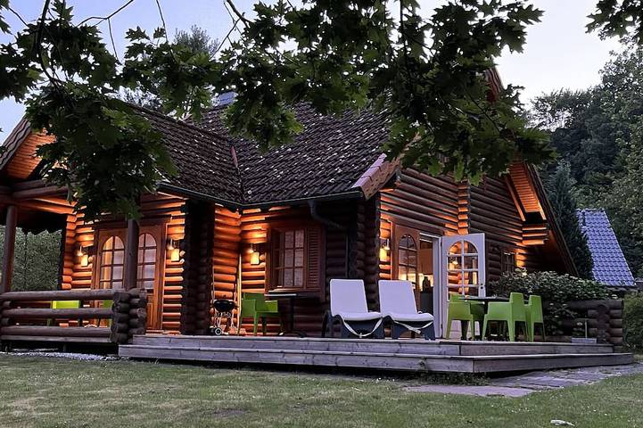Ferienhaus für 8 Personen, mit Balkon/Terrasse und Terrasse sowie Garten und Pool in Wiefelstede
