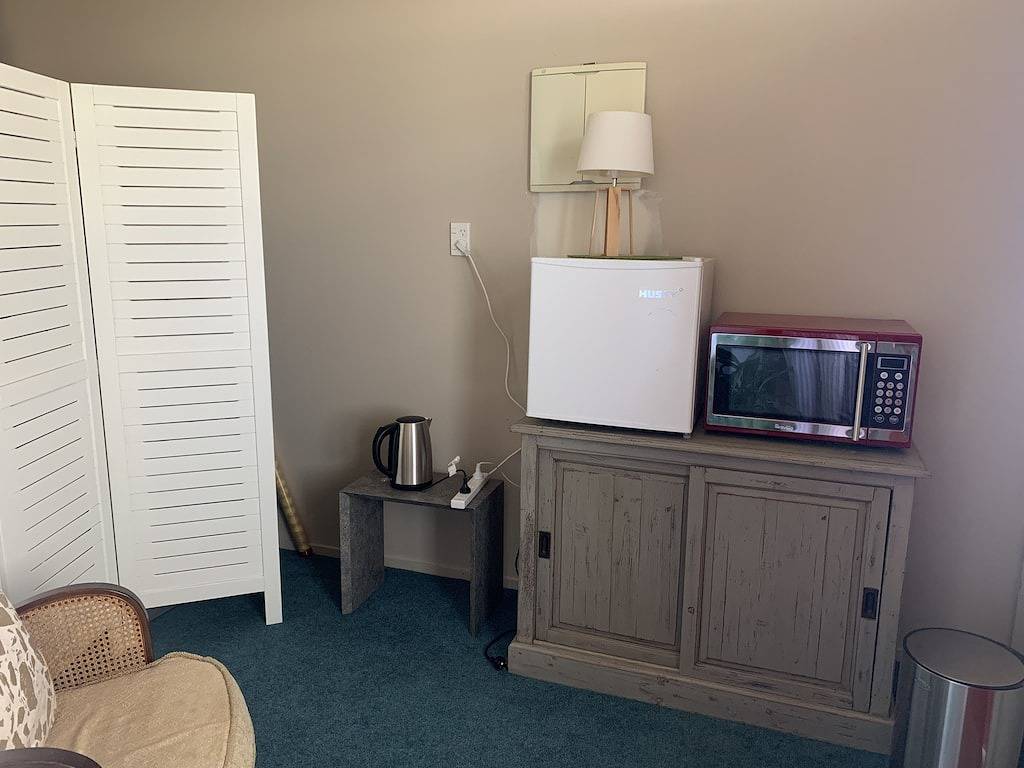 King size bedroom with ensuite and separate entrance, covered off street parking in Cambridge (NZ), Waikato