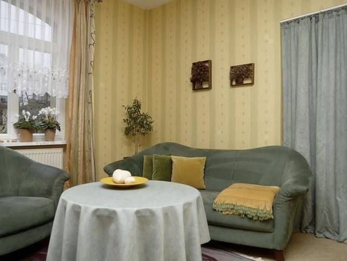 Ganze Wohnung, Große Ferienwohnung mit privater Terrasse in Bad Blankenburg, Saaleland