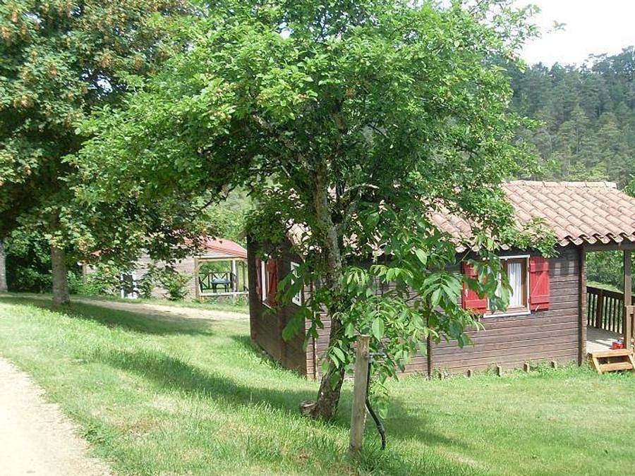 Flower Camping Les Terrasses de Dordogne - Chalet 4 personnes - Chalet Standard 25m² (2 chambres) 2 adultes et 2 enfants - Terrasse couverte 10m² 2/4 pers in Rouffignac-Saint-Cernin-de-Reilhac, Périgord Noir