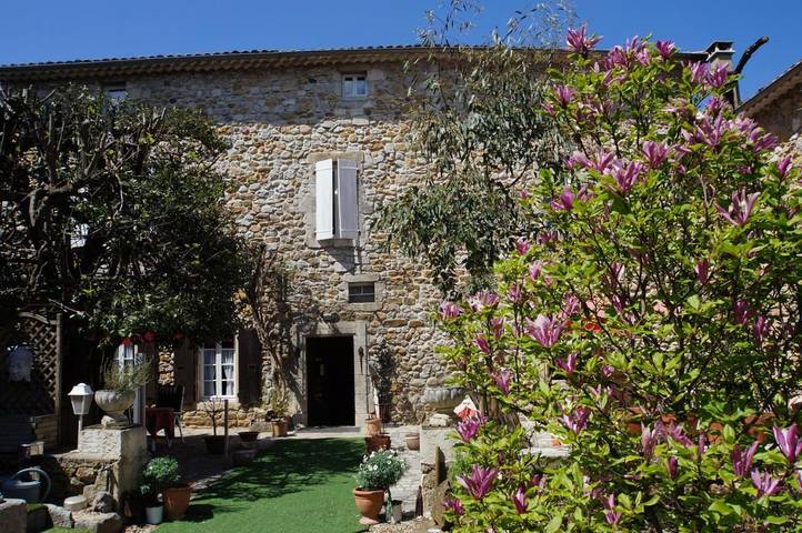 Hôtel pour 3 personnes, avec jardin ainsi que terrasse et vue