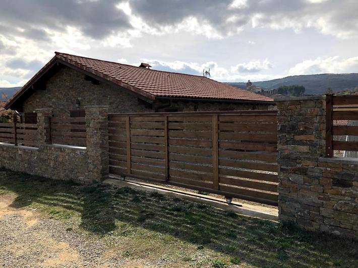 Location de vacances pour 6 personnes, avec Terrasse ainsi que Jardin et Vue à Àger