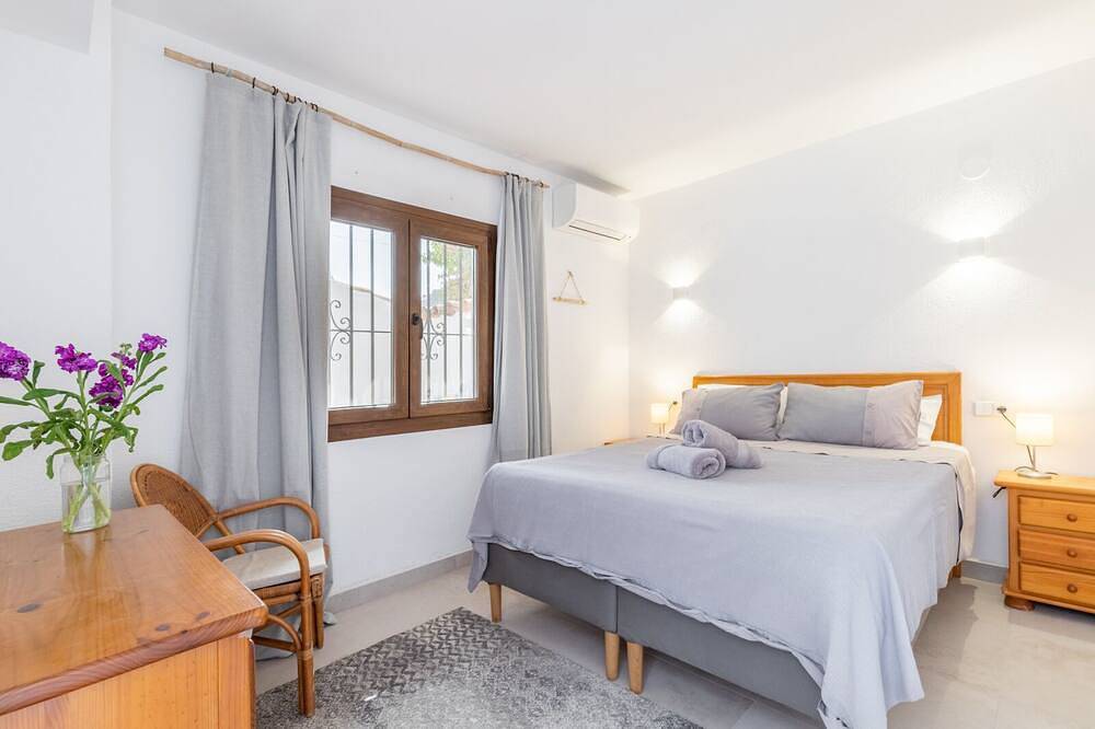 Entire apartment, Apartamento Flora - 2 bed apartment, shared pool, minutes walk El Portet beach in Cala El Portet, Teulada (Spain)