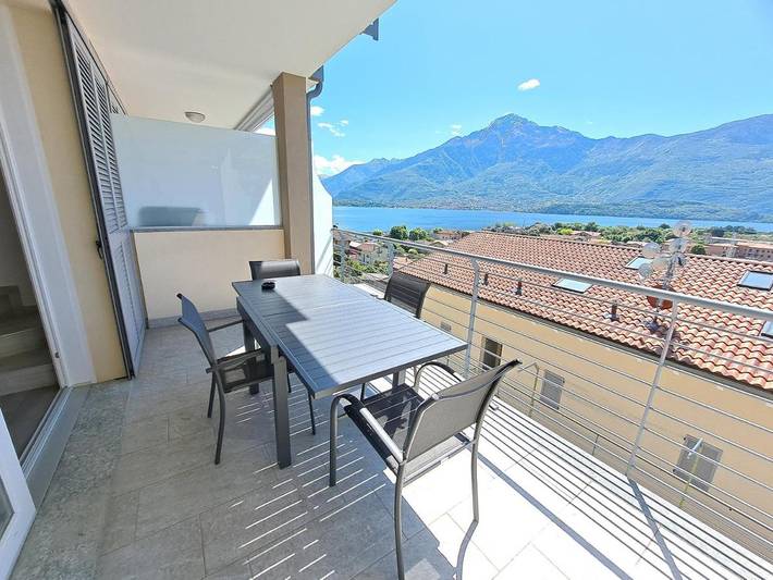Ferienhaus für 5 Personen, mit Balkon und Terrasse sowie Pool und Seeblick