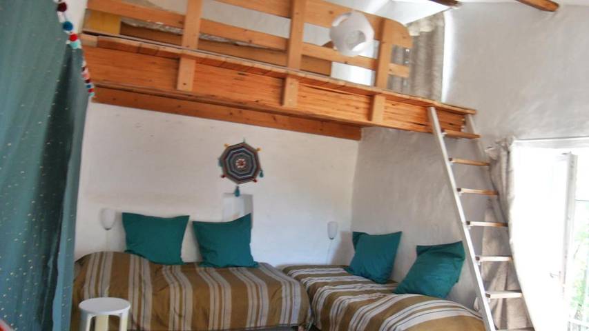Gîte pour 7 personnes, avec Terrasse ainsi que Jardin et Piscine à Rogue
