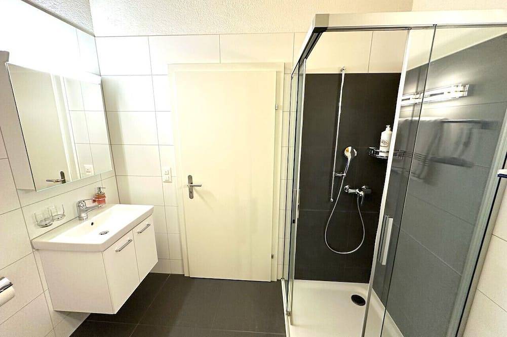Geheel appartement, Swisshut Stunning Views Alps & Lake - Apart. Aelenbach in Sigriswil, Meer van Thun