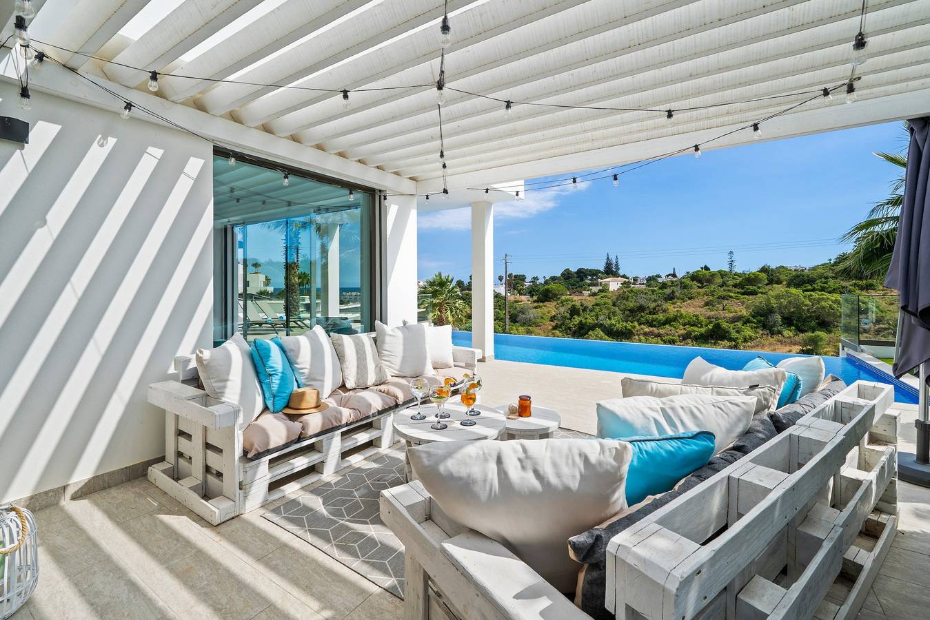 Villa Catalina met Infinity Pool en Uitzicht op Zee in Armação de Pera, Faro District