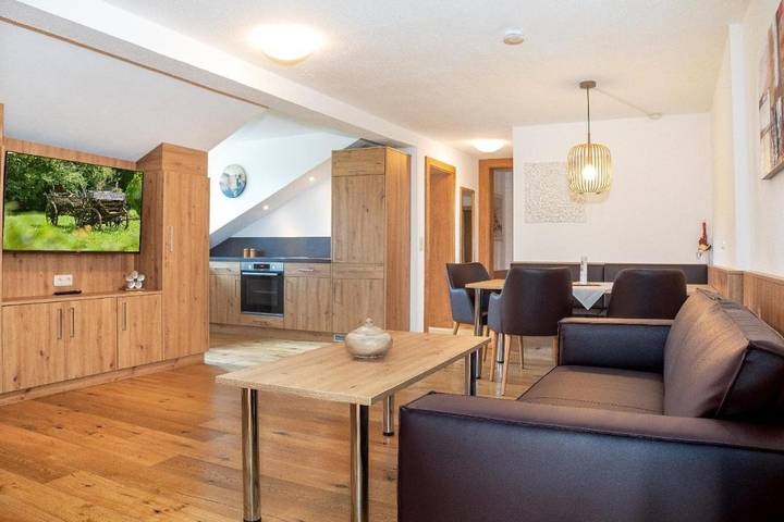 Ferienwohnung für 6 Personen, mit Balkon und Whirlpool sowie Garten und Pool