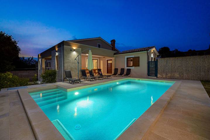 Ferienhaus für 7 Personen, mit Terrasse und Pool sowie Garten