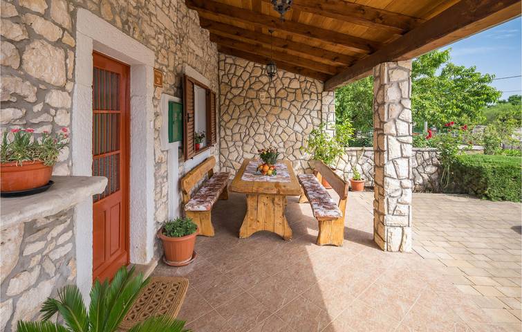 Charming 2BR Apartment with Pool & Terrace Near Agroturizam, 600m to Restaurant in Eastcoast Istria
