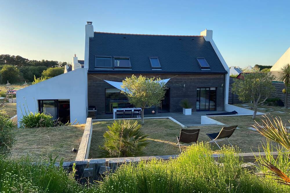 Casa de arquitecto tranquila con amplia terraza y jardín a 5 minutos de la playa. in Locmaria, Côte des Mégalithes