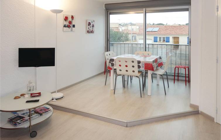 Apartamento vacacional entero, Apartamento junto a la piscina - ¡a 2 km de la playa! in Gruissan (Ville), Gruissan