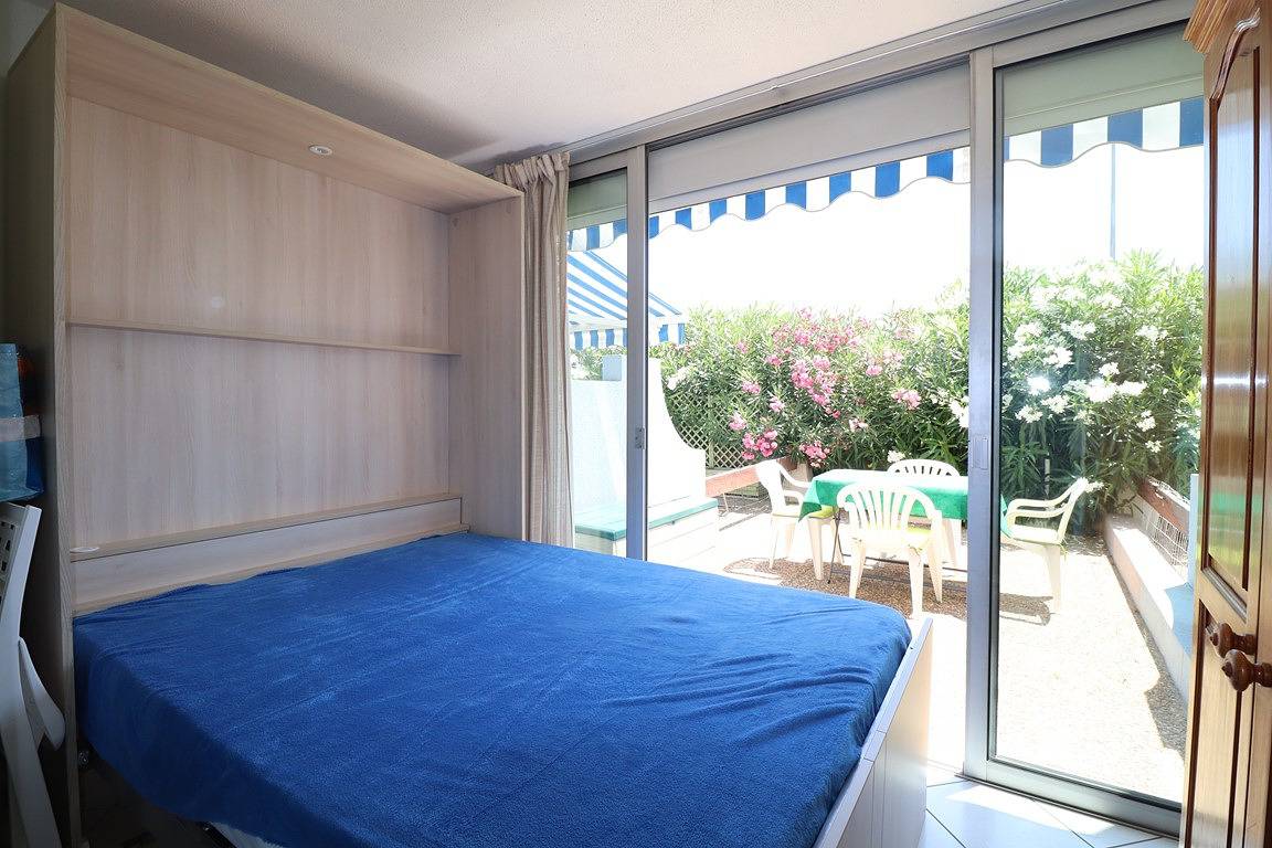 Entire studio, Studio Cabin beautiful terrace swimming pool parking 650m beach in Le Grau-du-Roi, Côte d'Améthyste