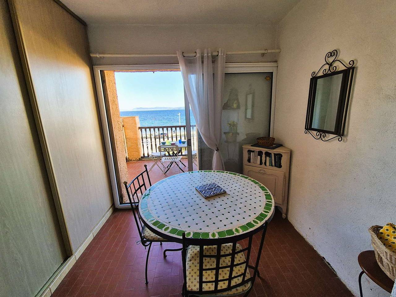 Estudio entero, Vista completa al mar, a 10 m de la playa de arena, en Brusc, Terraza... in Le Brusc, Six-Fours-les-Plages