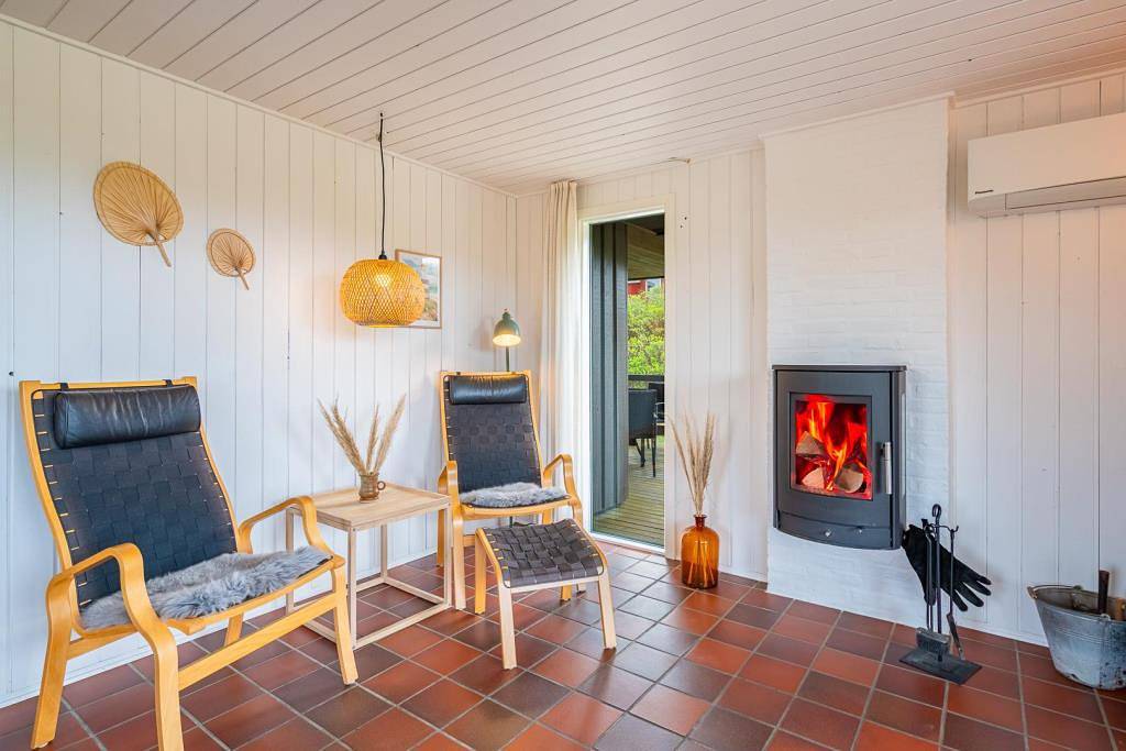 Nyrenoveret (2025) og rummeligt sommerhus beliggende på en pragtfuld klitgrund med havudsigt. in Henne, Varde Region