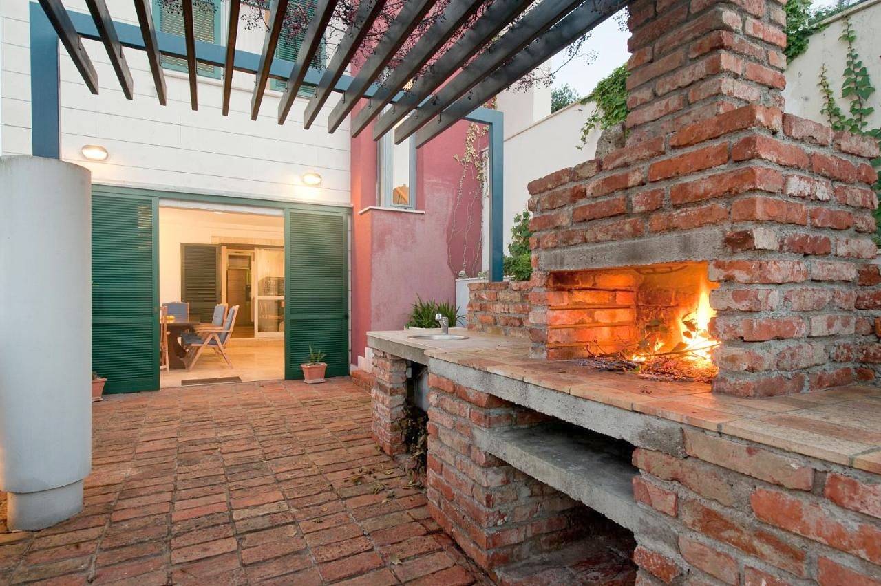 Three-Bedroom Villa with Sea View in Vis Stadt, Vis (Dalmatien)