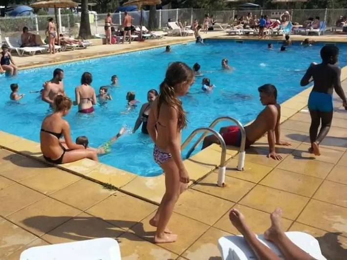 Mobil home pour 6 personnes, avec bassin pour enfant à Collias