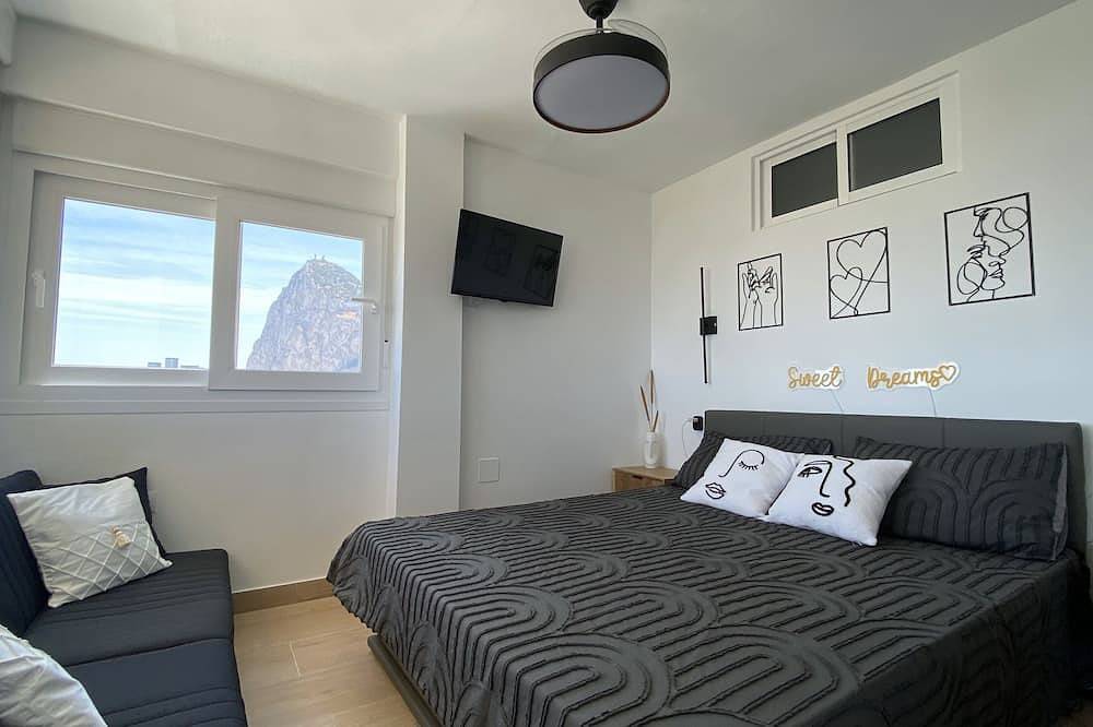 Entire apartment, The Rock Views Apartments 2 one minute walk from the border with Gibraltar. in La Línea de la Concepción, Costa de la Luz