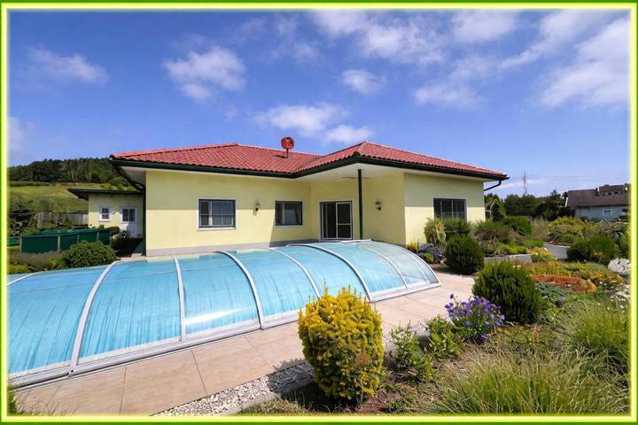 Ferienhaus für 6 Personen, mit Pool und Ausblick sowie Garten
