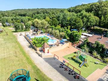 Mobil home pour 4 personnes, avec terrasse et piscine à Tamniès