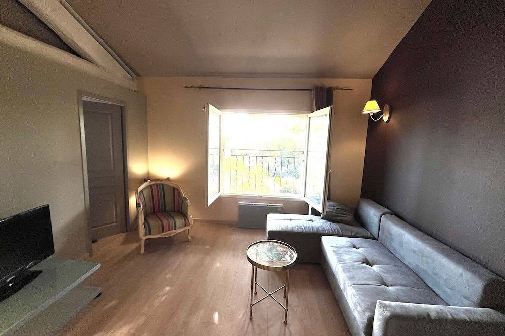 Entire apartment, Apartment 70 m2 pool property, parking, sea 4 km in Sérignan, Mediterranean Coast (France)