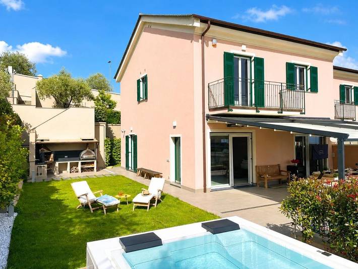 Ferienhaus für 9 Personen, mit Balkon und Whirlpool sowie Terrasse und Garten