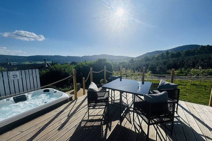 Holiday house for 2 people, with terrace and hot tub in Pitlochry