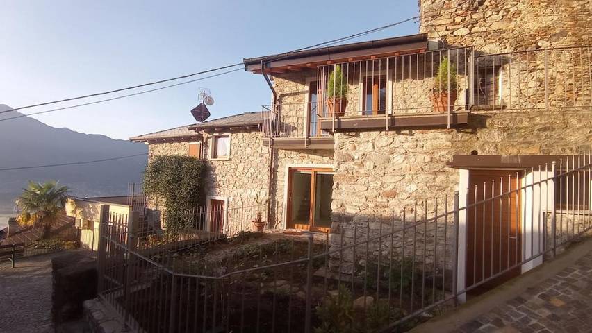 Ferienhaus für 4 Personen, mit Balkon und Terrasse sowie Garten und Seeblick