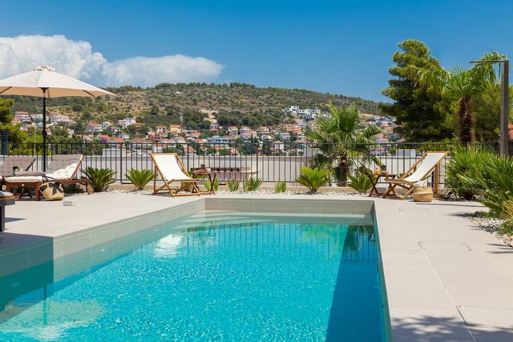 Villa pour 10 personnes, avec terrasse à Okrug Gornji - 4