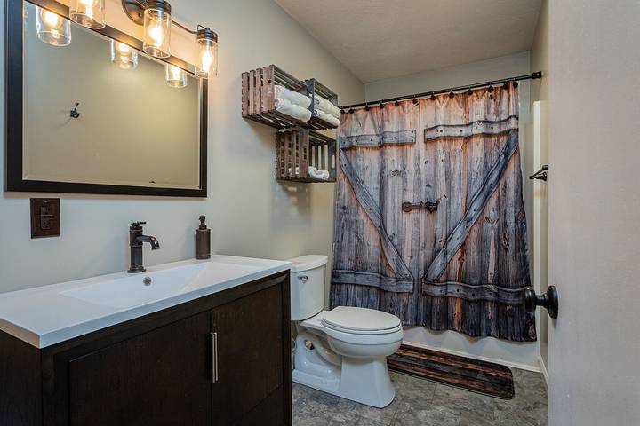 Vacation house for 5 people, with yard and hot tub, with pets in Virginia