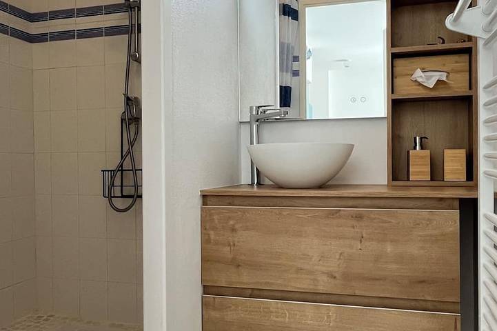 Ganze Wohnung, T2 apartment with terrace and view of Sauzon ria in Sauzon, Côte des Mégalithes
