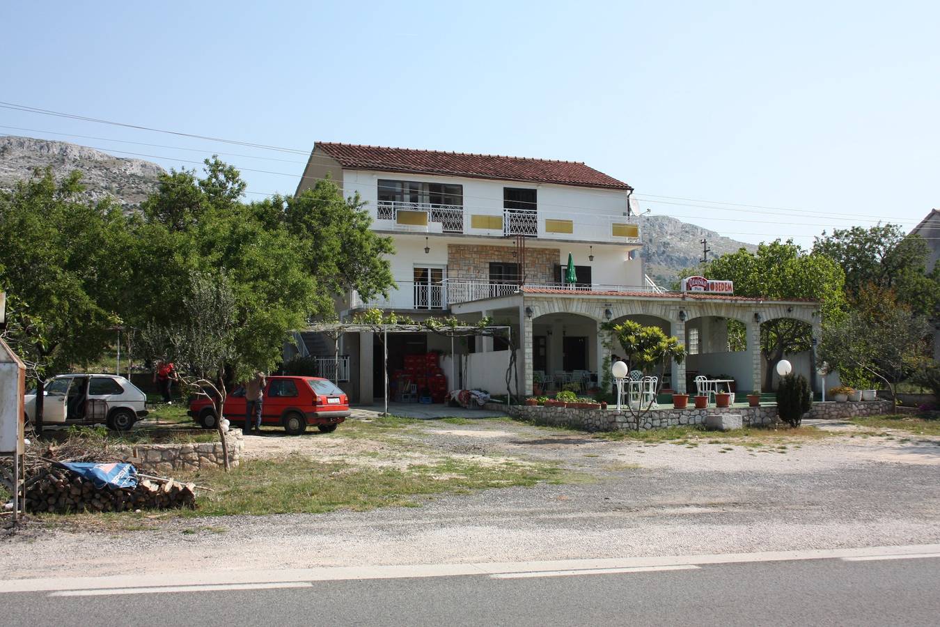 Ganze Wohnung, 3-Zimmer-Ferienwohnung mit Terrasse und Meerblick Grebastica, Sibenik A-6103-a in Grebastica, Šibenik-Knin
