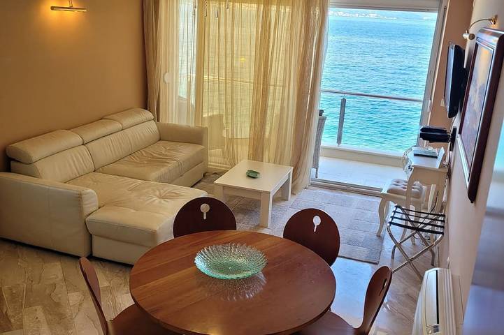 Propriété Waterline avec une vue imprenable et piscine privée! in Bay of Kotor
