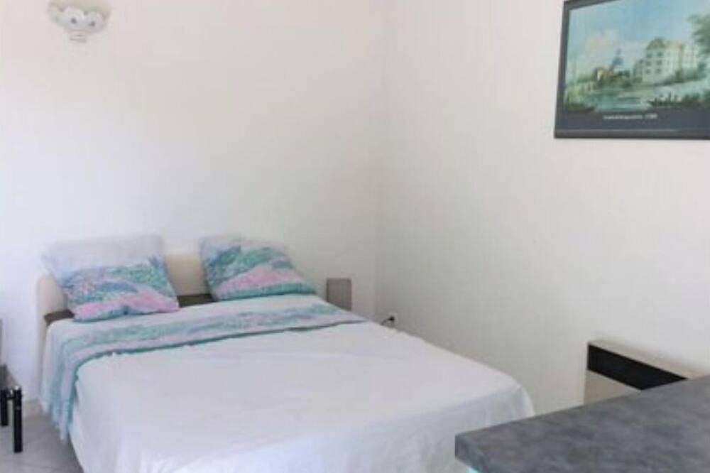 Entire apartment, Comfort, terrace with lovely view over the valley, garage in Moustiers-Sainte-Marie, Verdon Regional Natural Park