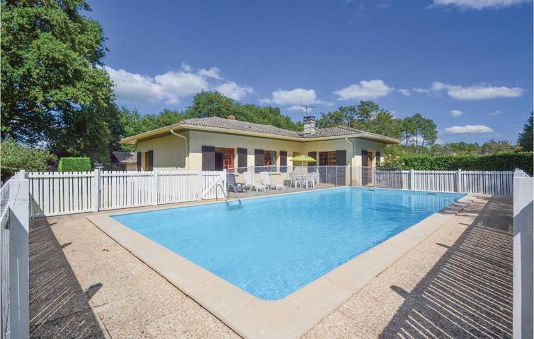 Location de vacances pour 6 personnes, avec Piscine à Garrosse