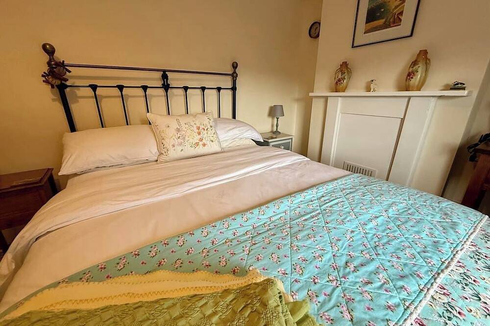 Charming Cottage Retreat with Garden in Historic Old Town, Eastbourne in Eastbourne, East Sussex
