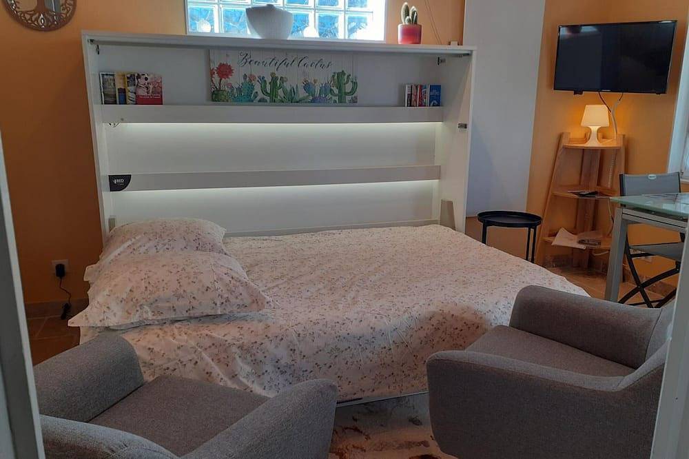 Appartement entier, Studio à la campagne avec piscine partagée et jardin in Vendat, Région de Vichy