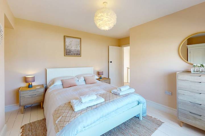 Beautifully refurbished holiday home in the centre of Abersoch with parking. in Abersoch, Gwynedd