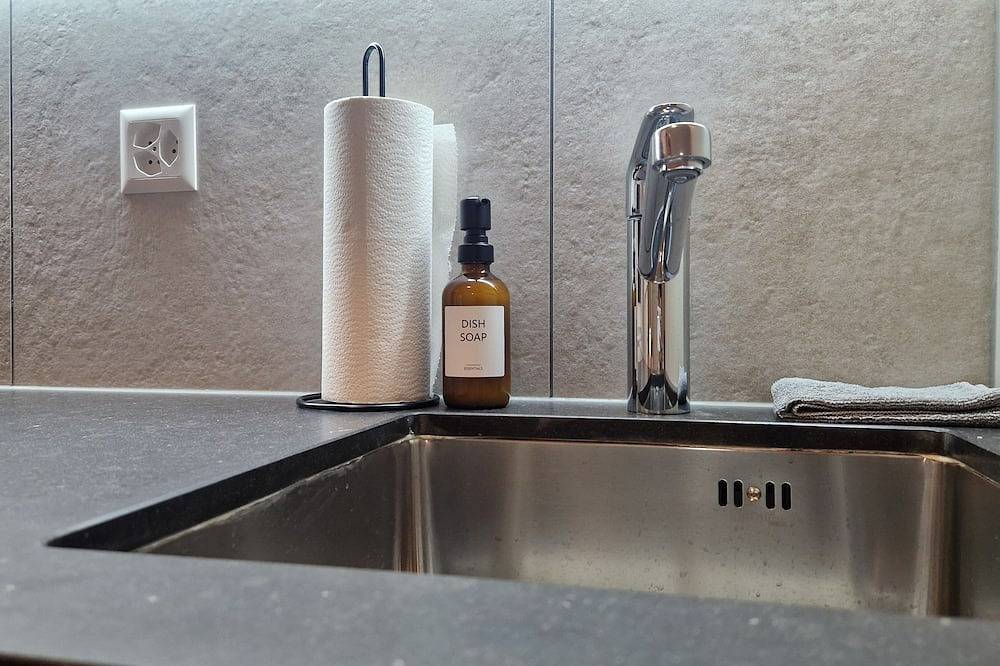 Entire apartment, Queen-size bed, top-equipped workplace, free parking space in St. Gallen, Lake Constance (Switzerland)