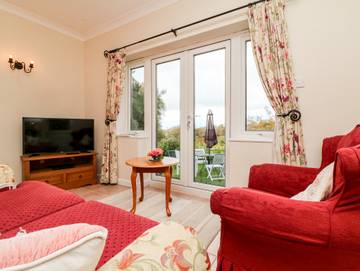 Log Cabin for 4 People in Cornwall, South West England, Photo 3